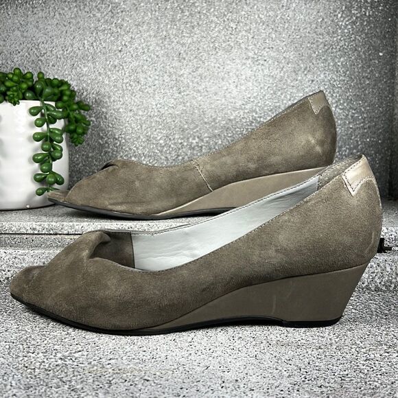 J. Jill Bailey Ultra Soft Suede Leather Peep Toe Wedges Sandals Shoes Size 7 - Picture 1 of 9